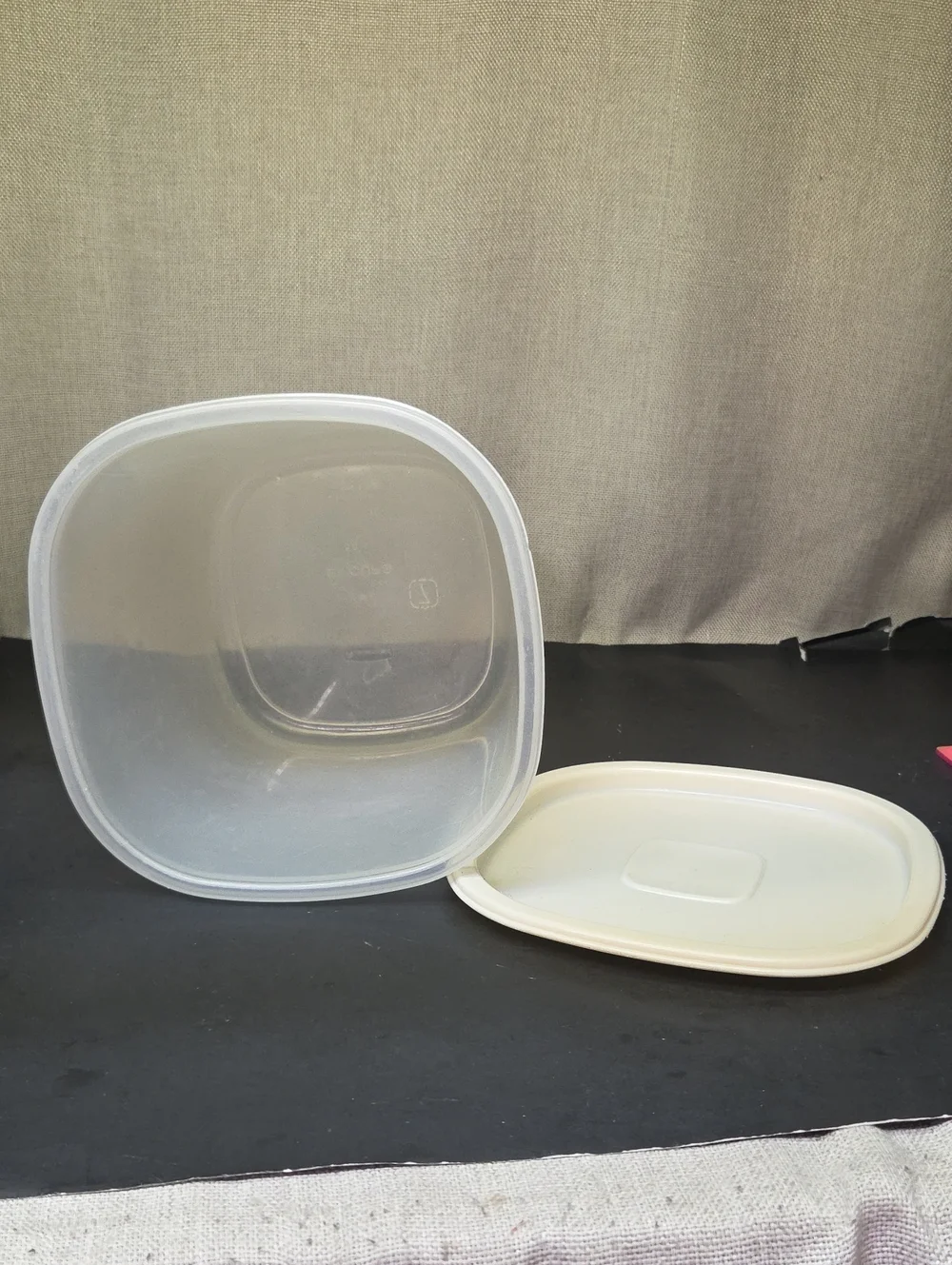 3 Rubbermaid Storage Containers‎ With Lids
